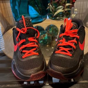 Boys size 1y black and red in color Nikes